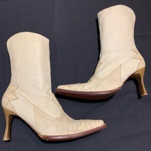 Women’s Mid Calf pointed Toe Heel Cream color Boots approximate size 9/9.5